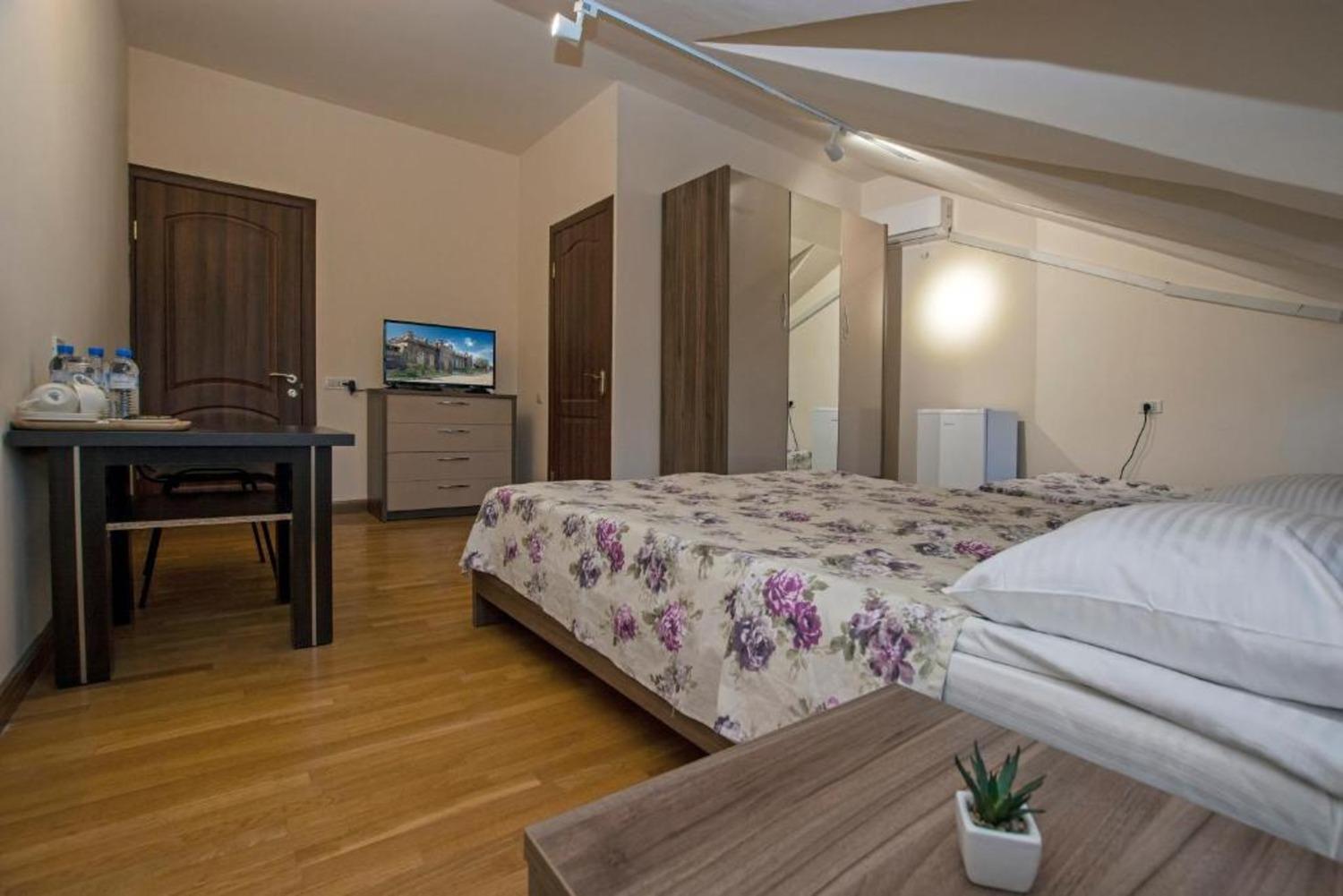 Hotel Season Erévan Extérieur photo